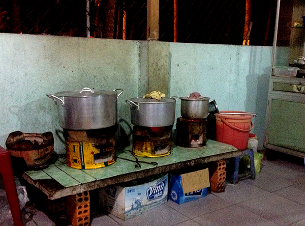 La cuisine d'un restaurant pour manger une spécialité vietnamienne : Le Pho (sorte de soupe mijotée, délicieuse!)